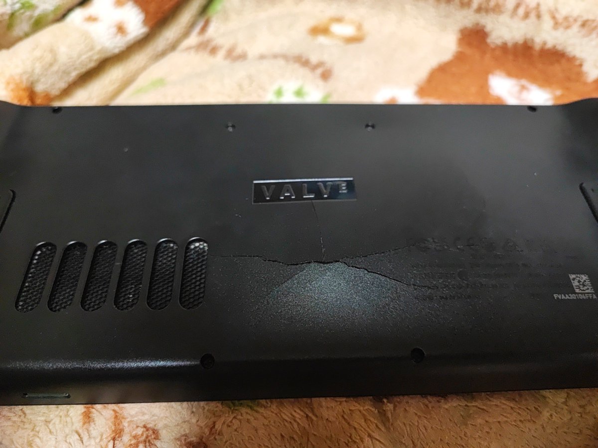kotto0430's tweet photo. Steam Deck初期型。24時間放置ゲームずっと充電でバッテリー膨張してしまったのん(・・;) 512GSSDを外して、2TSSDに換装してるけど、修理してもらえるか(・・;) これはきついっす。 #SteamDeck #修理 #Helpme https://t.co/e9m1Pnyk05
