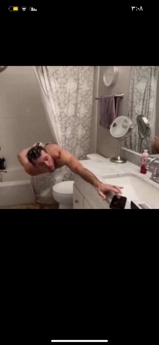 Roroixg's tweet photo. Quando estou no banheiro e o Skizz começa a tocar https://t.co/tkcMGwEpDP