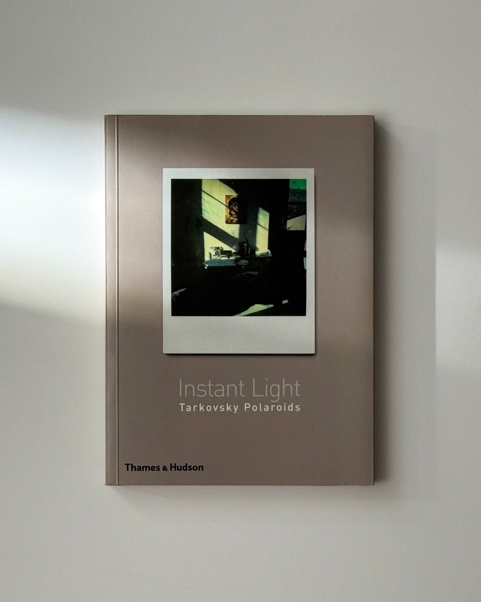 soundnimage's tweet photo. 안드레이 타르콥스키의 폴라로이드 사진집, 『Instant Light』의 첫 문장 #소리그림책

“이미지는 감독이 표현한 특정한 의미가 아니라,
하나의 물방울에 비친 온 세상이다.” https://t.co/XZ34xnvbxh