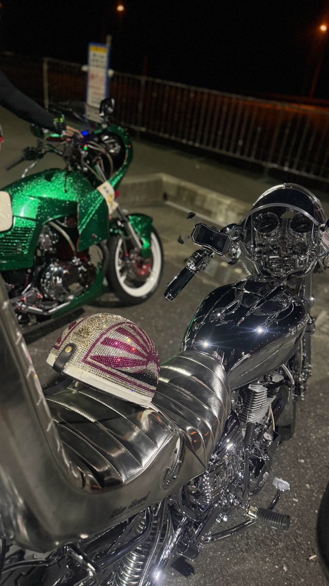 gsx400eeeeee's tweet photo. 夏の風と戯れた夜✨

最高の仲間達と
最高なバイク達と
最���な夜🌉

それにしてもとてもフルフルメッキのバイクの角度とは思えない攻め込みに感服👍 https://t.co/XozLy40GEy