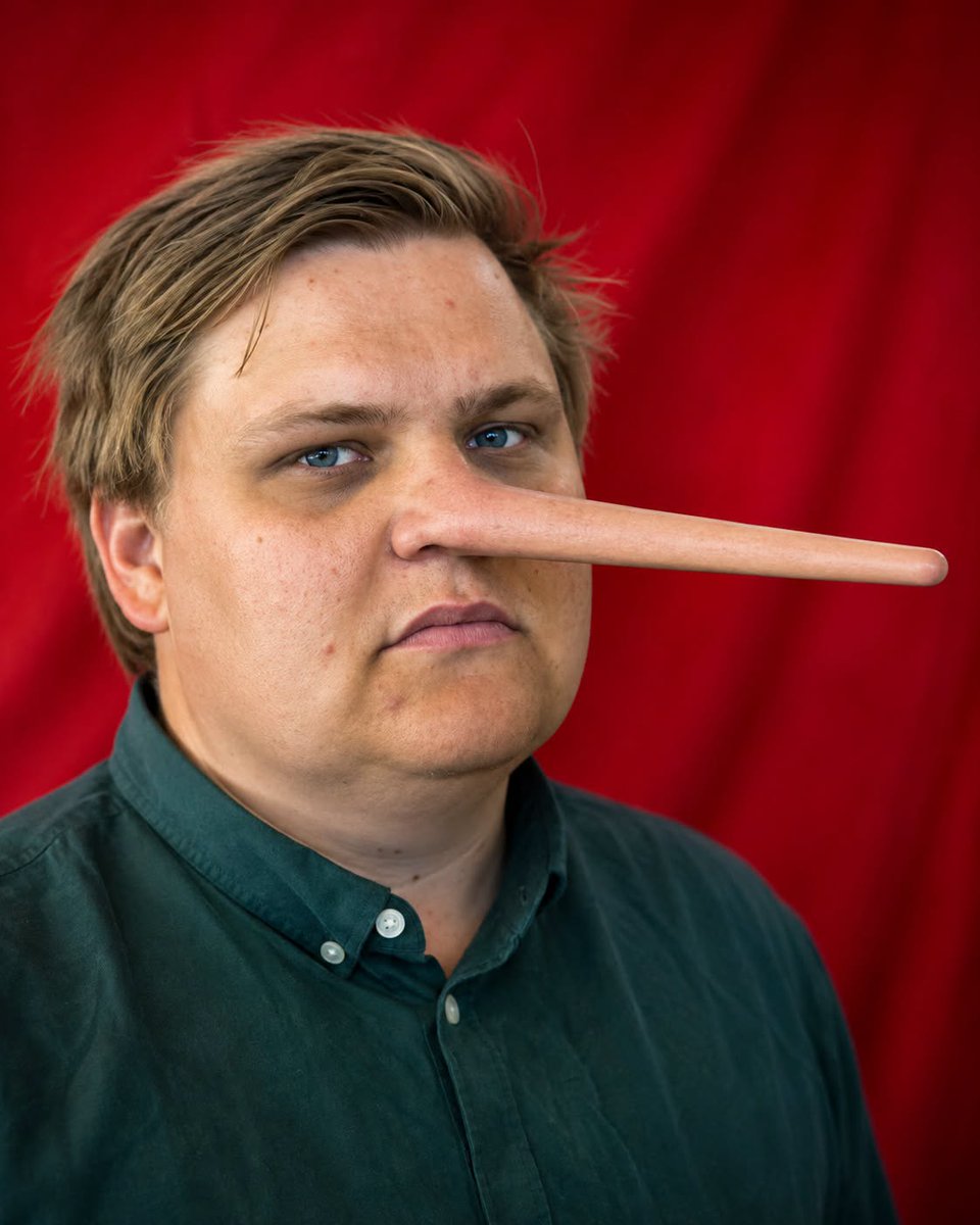 tveitmiljo's tweet photo. NYE LØGNER PÅ ARENDALSUKA 

Gaute Skjervø har store pinoccio-sko å fylle etter Lyge-Jonas. 

12 juni la Skjærvø seg, i kjent AP-stil, "flat" for sine løgner, uten å egentlig legge seg flat:

"– Som en sønn av arbeiderklassen tror jeg på et samfunn der det ikke er skoleprestasjonene dine som avgjør hvordan du er som person." (1)

Vel, setningen skulle være et forsvar for at han på Linkedln feilaktig hevdet at han hadde en bachelorgrad i statsvitenskap. 

Han var definitivt ikke statsviter (master), og heller ikke "nesten" (bachelor), skulle det vise seg.  

Min kommentar den gang var:

"Det som teller for "hvordan du er som person", er om du er sannferdig, og det er du jo ikke når du lyver på deg en bachelor. 

Vi hadde godtatt deg akkurat som den du er, hvis du bare kunne snakke sant iblant. 

Det er sånn du blir når du fra tidlig alder er sosialisert av AP og halen med kommunikasjonseksperter til å få ting som er usant til å framstå som sant." (2)

ARENDALSUKA -26

Det er foreløpig ikke kommet konkrete signaler på at Skjærvø, som først forlot ungdomsorganisasjonen som 30-åring, er APs kronprins, men det er dog ham ARK (NRK) løftet fram i panelet under Arendals-uka. 

NRK hadde tilsynelatende "glemt" fadesen i juni (eller ville sette en strek over den). 

Det norske folk som hadde benket seg til for å høre på Norsk rikskringkasting (NRK1) på Arendalsuka tirsdag hadde sannsynligvis blandede følelser: 

Ville han snakke sant denne gang? La oss håpe det.

Det var jo tross alt Arbeiderpartiet som bygget landet. Hvis bare "kronprisen" kunne snakke sant sånn innimellom, så er det alltids rom for tilgivelse. 

Programmleder Lilla Sørlusvik spurte Skjærvø hva han mente med at de redaktørstyrte mediene må ta mer ansvar. 

Svaret var et kraftig angrep på Document:

"Det har de siste 10 årene vokst fram et amerikansk-inspirert miljø som kaller seg for alternative medier. Det er podcaster, det er utgivelser som utgir seg for å være journalister som overhodet ikke er det. Det største blant dem heter Document. no, sa Skjervø. (3)

La oss klargjøre én ting først. La oss ta et eksempel på hvem Skjærvø åpenbart IKKE mener er en journalist. 

Journalist er i motsetning til hva Skjærvø insinuerer, ikke en beskyttet tittel. 

Espen Teigen (Document), som åpenbart er blant Skjærvøs erkerivaler,  gikk fra å være en av Norges yngste rådgivere på Stortinget (23 år) til en journalistjobb i Nettavisen (hvor man regnet ham som en svært dyktig journalist), og videre til sin nåværende jobb som journalist i Document. 

Er han en ikke-journalist fordi han nå jobber i Document? Og i så fall, hvorfor?

HER ER DEN ÅPENBARE LØGNEN

Skjærvø gikk deretter rett på medlemskapet i Norsk redaktørforening. Han sier om Document:

"De er med i Redaktørforeningen sammen med NRK og VG. Det er en skandale for norske medier. For da er det journalister som får utgi seg for å være det, som får pressestøtte, som driver med sjikane og hets av norske muslimer og politikere, sa AUF-lederen."

Men... Gaute Skjærvæ, hadde du glemt at NRK er felt i PFU langt flere ganger enn Document de siste 10 årene?  

Document er rene korguttene sammenlignet med NRK. Du snakker med andre ord ikke sant!

Det du sier er løgn Gaute! Du lyver! 

Ser du selv at nesen din vokser hver gang du lyver?

Document er felt få ganger, NRK mange! 

Så hvorfor tar du på deg den moralske hatten? Du er jo til skrekk og advarsel 

Hvis Lyge-Jonas er din mentor Gaute, så lurer jeg på:

Hvorfor i huleste lærer han deg ikke å lyge på en intelligent måte? 

----------------

Lenkene ligger i kommentarfeltet. 

Du kan støtte mitt arbeid ved å vippse til: 911 75 352.