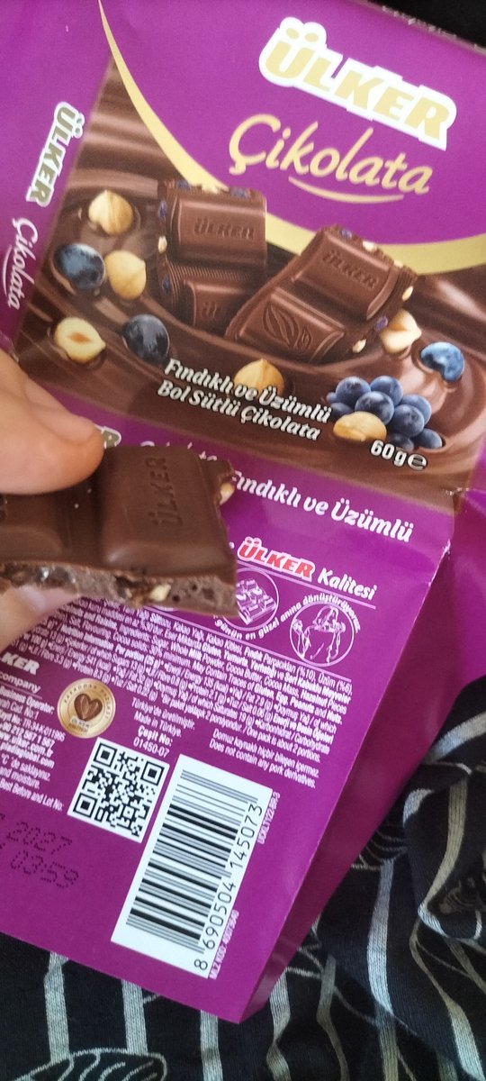 _farmerflower_'s tweet photo. Ülker çikolata çok severim (severdim) ta ki içinde siyah üzüm yok olmayana kadar. Siyah üzümün esamesi yok eskiden vardı. Çok severim hani yerim tanırım fakat hem inceldi hem fındıklar kırık kırık artık hem de siyah üzüm sadece resimde var😩😩 @murat__ulker
@UlkerCikoGofret https://t.co/PVNOaSgLe4