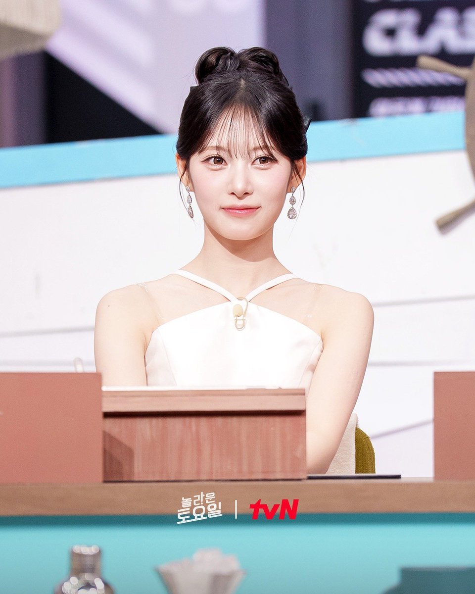 lovelivst's tweet photo. the princesses  ࿆ who conquered the algorithm! woni unni, me, and zena will appear on amazing saturday⭑.ᐟ be sure to watch it! ˙✧˖°📺 ⋆｡˚ https://t.co/qgF0BlpiHL