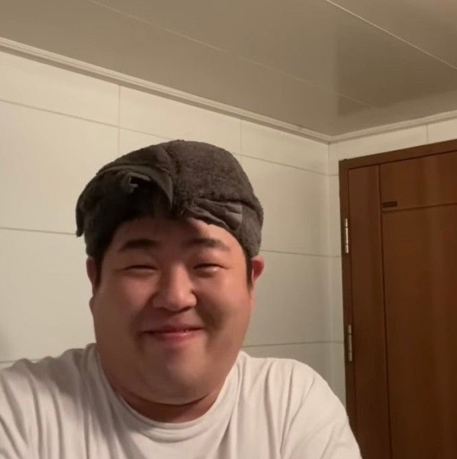hihigaejota's tweet photo. 영상보는데 핸드폰에 비친 나랑 눈마주침. 
상태 : 문상훈 https://t.co/a5GoU1j7Ux