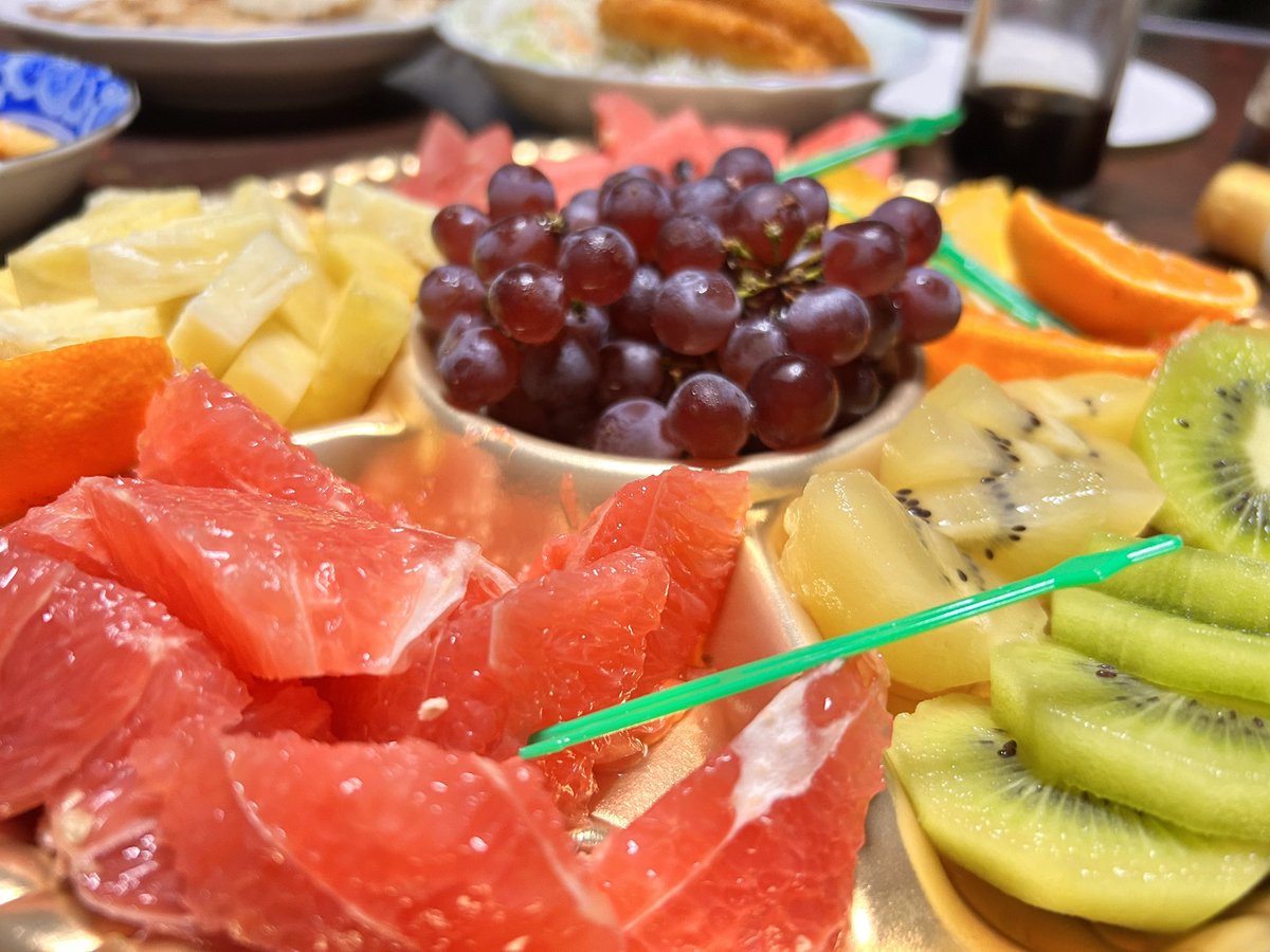H80Qi's tweet photo. デザートいっぱい🥝🍍🍇 https://t.co/bhFLFmAkEN