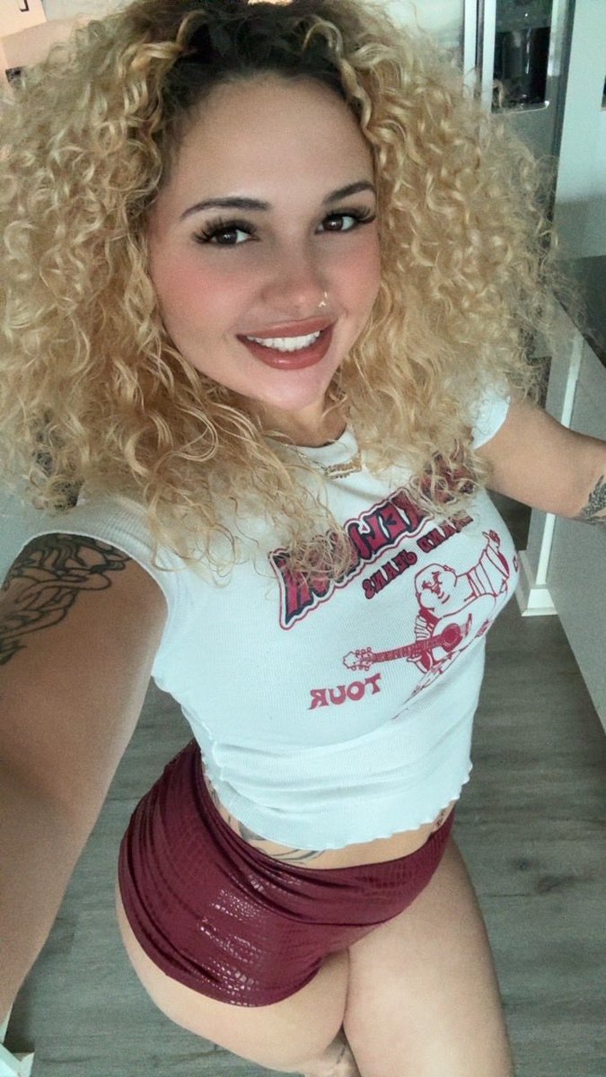 banaelise's tweet photo. just a sweet gal in my little shorts🍰🍭🧁🍬 https://t.co/nyK38Fk6vk