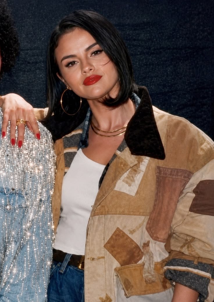 dbrvgomez's tweet photo. So obsessed with this look 💋 https://t.co/hxr0lf9FCP