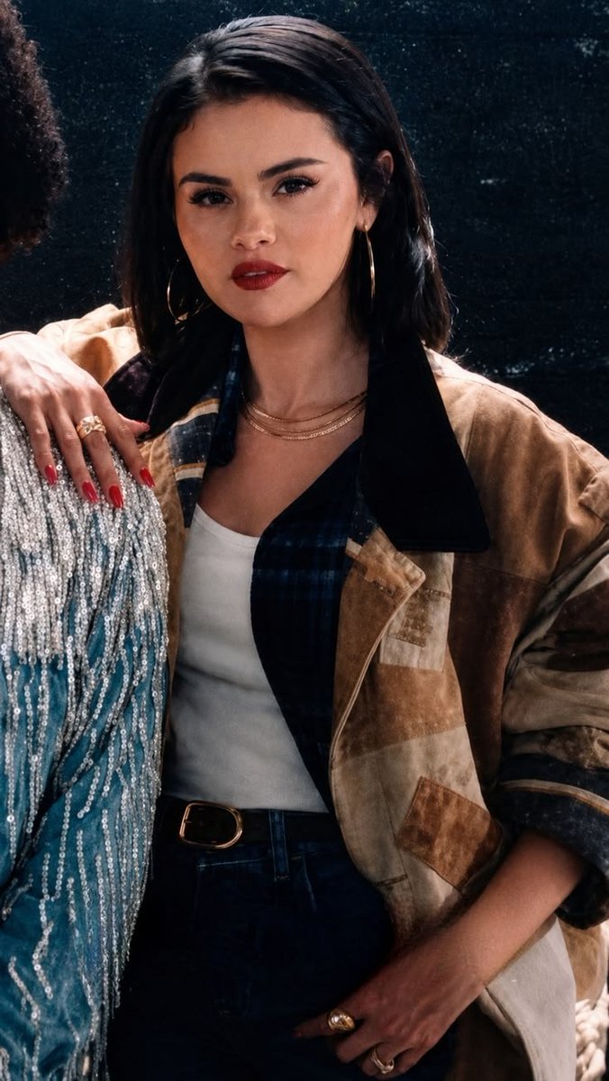dbrvgomez's tweet photo. So obsessed with this look 💋 https://t.co/hxr0lf9FCP