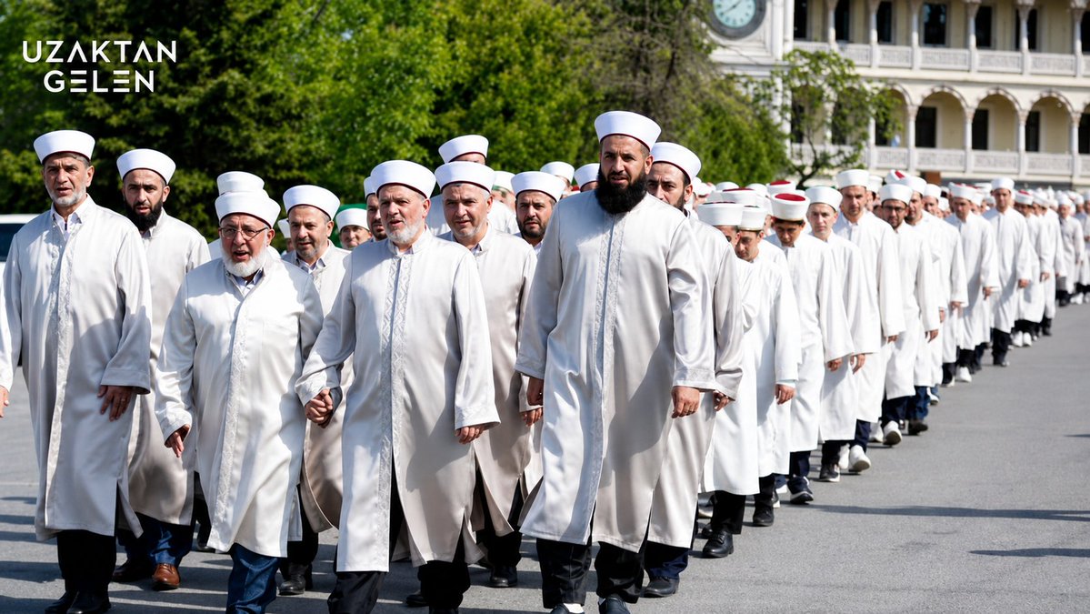 gelen_uzak25040's tweet photo. TÜRKİYE'DEKİ TARİKATLAR VE KOLLARI

1-a) Nakşibendi tarikatı:
• Menzilciler. 
• İskenderpaşa cemaati
• İsmailağa cemaati 
• Süleymancılar
• Hazneviler
• Yahyalı cemaati 
• Erenköy cemaati
• Tufancılar
• Kıbrısiler 
• Zilan cemaati
• Reyhaniler
• Hacegan cemaati
• Arvasiler
• Akfırat cemaati
• Halidiye
• Şeyh Muhammed Nayır Erzincani.
• Bilvanis gurubu.

-------------------------

1-b) Nurcular:
• Gülen cemaati (Fetö)
• İlim Yayma cemiyeti.
• Kırkıncı Hocacılar
• Işıkçılar 
• Yeni Asyacılar
• Yeni Nesilciler
• Aczimendiler
• Meşveretçiler
• Medzehra grubu
• Zehra Vakfı
• Kurtoğlu grubu 
• Sungurcular
• Yazıcılar
• Medrese Alimleri Vakfı
• Alvarlı Efe cemaati
• Hayrat cemaati
• Norşin Dergahı 

--------------------------

2) Kadiri tarikatı:
• Galibiler.
• İcmalciler
• Tillocular
• Muhammediye
• Halisiye
• Üveysler
• Şeyh Osman cemaati
• Zenbililer
• Hüseyniler
• Farukiler
• Bilal-i nadir. 
• Kesnizani
• Şettariye

---------------------------

3) Halveti tarikatı:
• Cerrahiler 
• Uşşakiler
• Şabaniye
• Mısriyye
• Ticaniler
• Ruşeniye
• İpek yolu gurubu
• Sünbüliye
• Nasuhiyye
• İbrahimiye

-------------------------

4) Rufai tarikatı:
• Kubbealtı cemaati
• Çorum dergahı
• Mehmet Efendi cemaati
• Maafiriler
• Antakiler
• Marufiler
• Ayderussiyye
• Sayyadiye
• Zeyniyye
• Sebsebiyye
• Kantaniye

-----------------------

5) Melami tarikatı 
• Maşukiler
• Aksarayiler
• Edirneviler
• Yakubi
• Kabayiler
• Kemaliler
---------------------

6) Sühverdiyye tarikatı:
• Zeyniyye

---------------------

7) Çeştiyye tarikatı:
• Sabiriye.
• Nizamiyye.

-----------------------

8) Şazeliye tarikatı:
• Simaviler
• Çizmeciler
• Aleviyye 
• Derkaviyye

-----------------------

9) Mevlevi tarikatı

Bütün bunların dışında, Adnan Hocacılar, Mustazaflar, Furkancılar gibi cemaatler de oldu ve var.