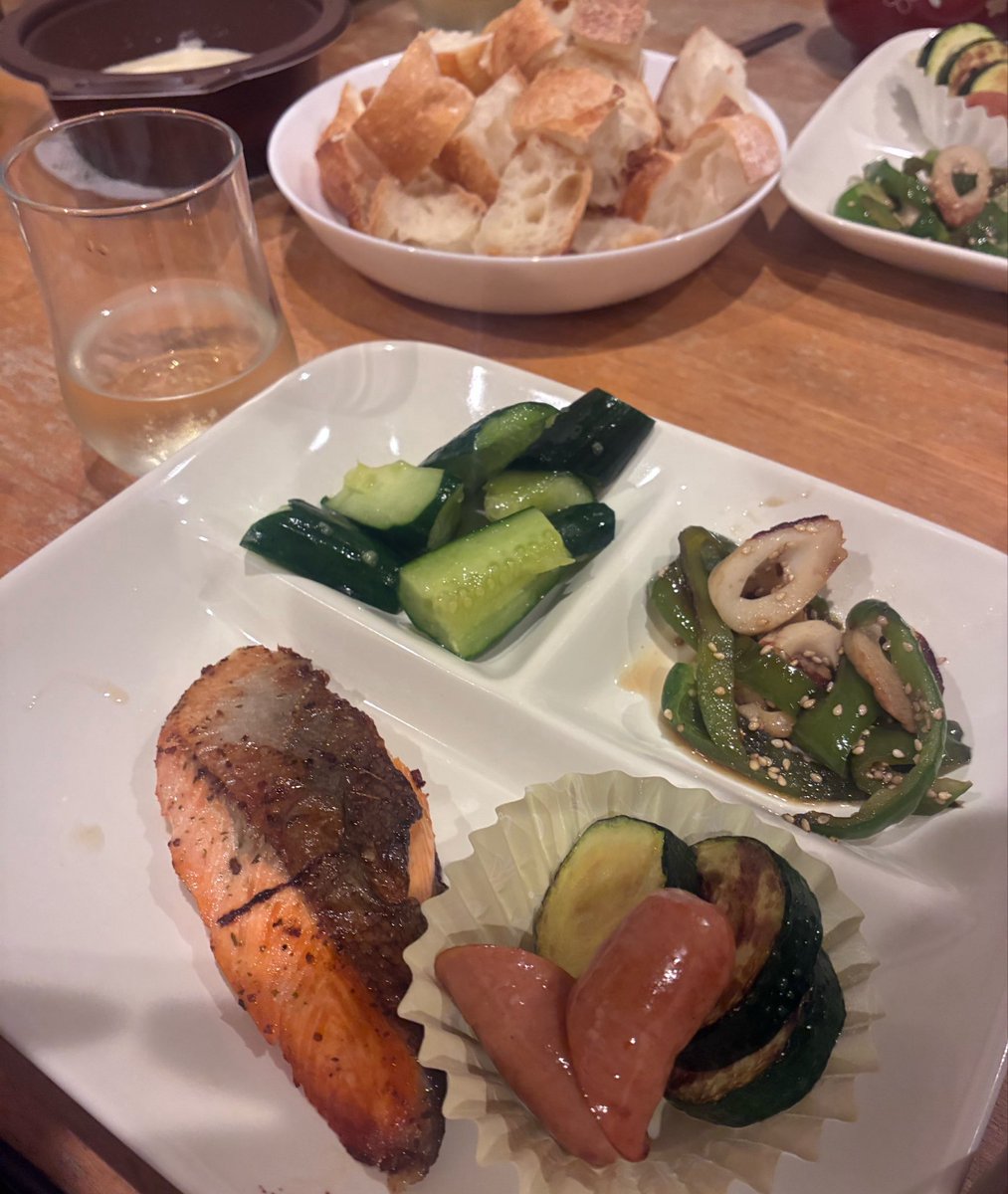 anezaru's tweet photo. 鮭アンチョビバター焼き、ピーマンと竹輪の金平、胡瓜浅漬け、(写ってないけど)ナメコと厚揚げの味噌汁、なぜかチーズフォンデュ
自分が作ったおかずよりチーズフォンデュの方が美味しくてちょっとモヤる https://t.co/ocDuByXH7y