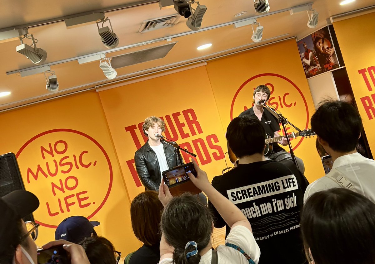 Moja1975's tweet photo. 知らないサマソニに出るマンチェのバンド「The Guest List」が、渋谷タワレコでインストLIVEするという事を知り急遽予習。
えっ？曲はSmithだしMVのルックも大好きなUKロックじゃん！
雨酷い中、ビール飲んでヤル気を起こし渋谷へ
想像以上に若いメンバー、想像以上に高い年齢層の観客。
このバンド👍 https://t.co/1bPygp6Zqq