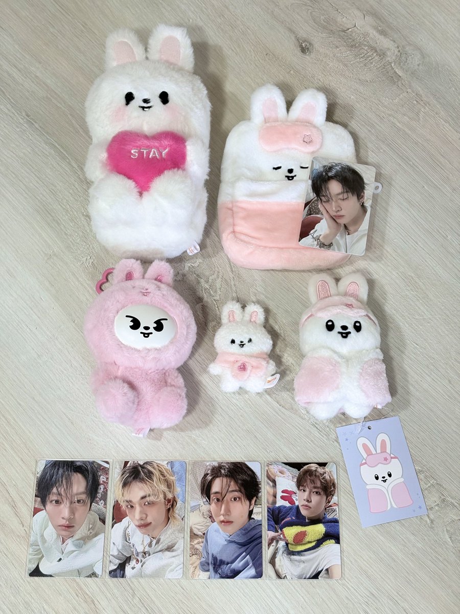 ravioleeknow_'s tweet photo. OGGI UNBOXING ANCHE DEL MERCH DEL FANMEETING 💖💖💖

(le cose a destra sono di mia sorella) https://t.co/z71pBYpLXJ