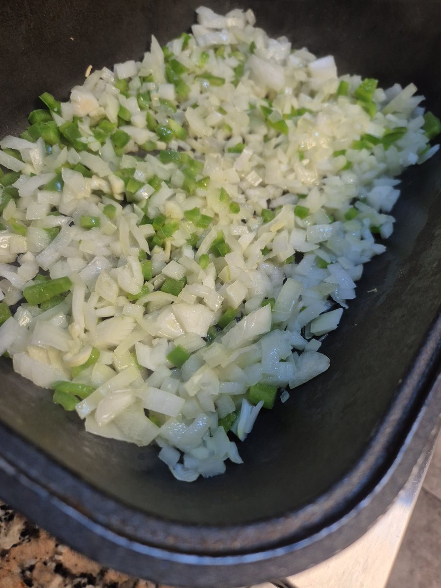 FMilanessi's tweet photo. FILET MERLUZA #APB 
FÁCIL, RÁPIDO Y RIQUÍSIMO 
Querés una opción sin rebozado y que puedas usar los filets directo del freezer sin descongelarlos?
En una olla pone a rehogar cebolla+morrón+ajo picados, con cubrir el fondo esta bien, una vez que transparentan, le agregas el pescado (puede ser el que te guste) con un pocp de pimenton, aji molido, sal y pimienta y unos tomates en cubos + medio vaso de agua (para que no se pegue nada x las dudas) en 15 minutos lo vas a tener listo! No importa que se rompa el filet! Al contrario, queda genial!!
Idea para comer algo mas liviano, sumar pescado al dia a dia y acompañar con lo que mas te guste.
Metele RT, GUARDA LA RECETA con el iconito de guardar (estoy probando algo) y a disfrutar!