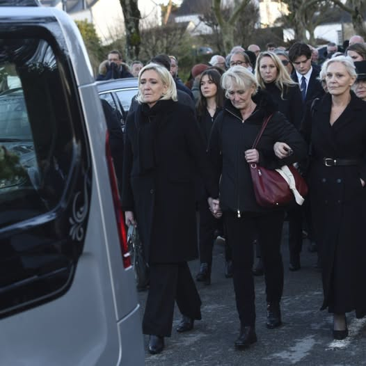 Mapi421's tweet photo. Le Canard Enchaîné révèle que le Rassemblement national a financé les obsèques de Jean-Marie Le Pen à hauteur de 130 000 euros avec de l’argent Public.
👉Il serait peut-être temps d'éclipser définitivement ces voyous, si réel 
***VRAI
ou
***FAUX https://t.co/1LkZutzHsU