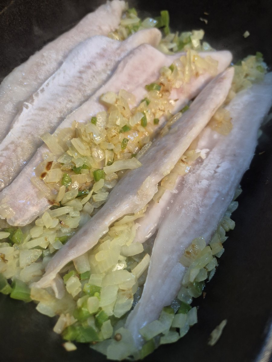 FMilanessi's tweet photo. FILET MERLUZA #APB 
FÁCIL, RÁPIDO Y RIQUÍSIMO 
Querés una opción sin rebozado y que puedas usar los filets directo del freezer sin descongelarlos?
En una olla pone a rehogar cebolla+morrón+ajo picados, con cubrir el fondo esta bien, una vez que transparentan, le agregas el pescado (puede ser el que te guste) con un pocp de pimenton, aji molido, sal y pimienta y unos tomates en cubos + medio vaso de agua (para que no se pegue nada x las dudas) en 15 minutos lo vas a tener listo! No importa que se rompa el filet! Al contrario, queda genial!!
Idea para comer algo mas liviano, sumar pescado al dia a dia y acompañar con lo que mas te guste.
Metele RT, GUARDA LA RECETA con el iconito de guardar (estoy probando algo) y a disfrutar!