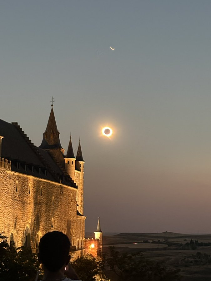 pacoredondo's tweet photo. La proa del alcázar de Segovia cara al eclipse solar
España nos gusta, canal en Telegram:
https://t.co/li4YuHeKUD https://t.co/jIy5NckZyF