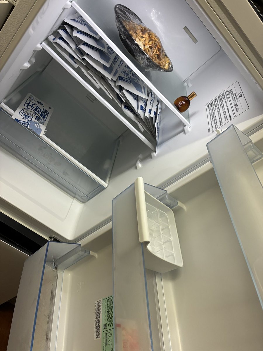 o_tyuru's tweet photo. 兵庫で一人暮らししてる時死ぬほど調味料とかあったのに地元帰ってきて実家近くやから冷蔵庫に飯がねえ
（おじいちゃんが作った焼きそば持って帰ってきた） https://t.co/LnLde9Kj83