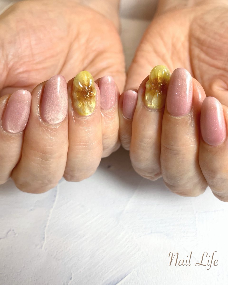 NailLife1's tweet photo. ぷっくりひまわりネイル(о´∀`о)。
夏の日差しに負けないフラワーネイル♪

#ひまわりネイル #マグネットネイルデザイン #夏フラワーネイル #ハンド #夏 #フラワー #ぷっくり #イエロー #ピンク #カラ...

詳細はこちら↓（ネイルブック）
https://t.co/9WSwRw2bI0 https://t.co/hpEK6PPRUG