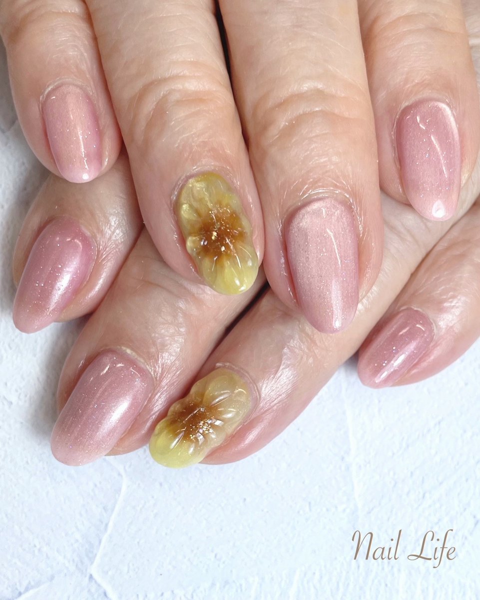 NailLife1's tweet photo. ぷっくりひまわりネイル(о´∀`о)。
夏の日差しに負けないフラワーネイル♪

#ひまわりネイル #マグネットネイルデザイン #夏フラワーネイル #ハンド #夏 #フラワー #ぷっくり #イエロー #ピンク #カラ...

詳細はこちら↓（ネイルブック）
https://t.co/9WSwRw2bI0 https://t.co/hpEK6PPRUG