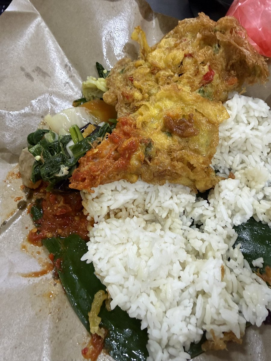 jadiginiyus's tweet photo. kantin teh ida ho emang paling enak. telur dadar pake sambel. 😭😭😭 https://t.co/bHwMwPdL4l