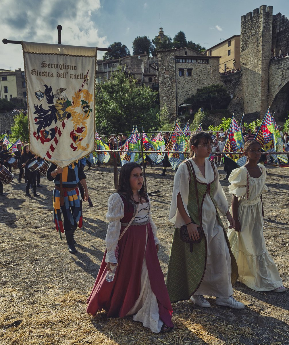 FiresCatalanes's tweet photo. Ja disponible el programa de Besalú Medieval que tindrà lloc del 28 al 30 d’agost. 

🛡️ Recreacions històriques
🛍️ Mercat medieval
🛠️ Artesans i oficis
🎭 Espectacles i cercaviles
🎶 Música medieval
👨‍👩‍👧‍👦 Activitats per a tota la família

https://t.co/Pv1ZYs0hqX https://t.co/DU4DuqsjZn