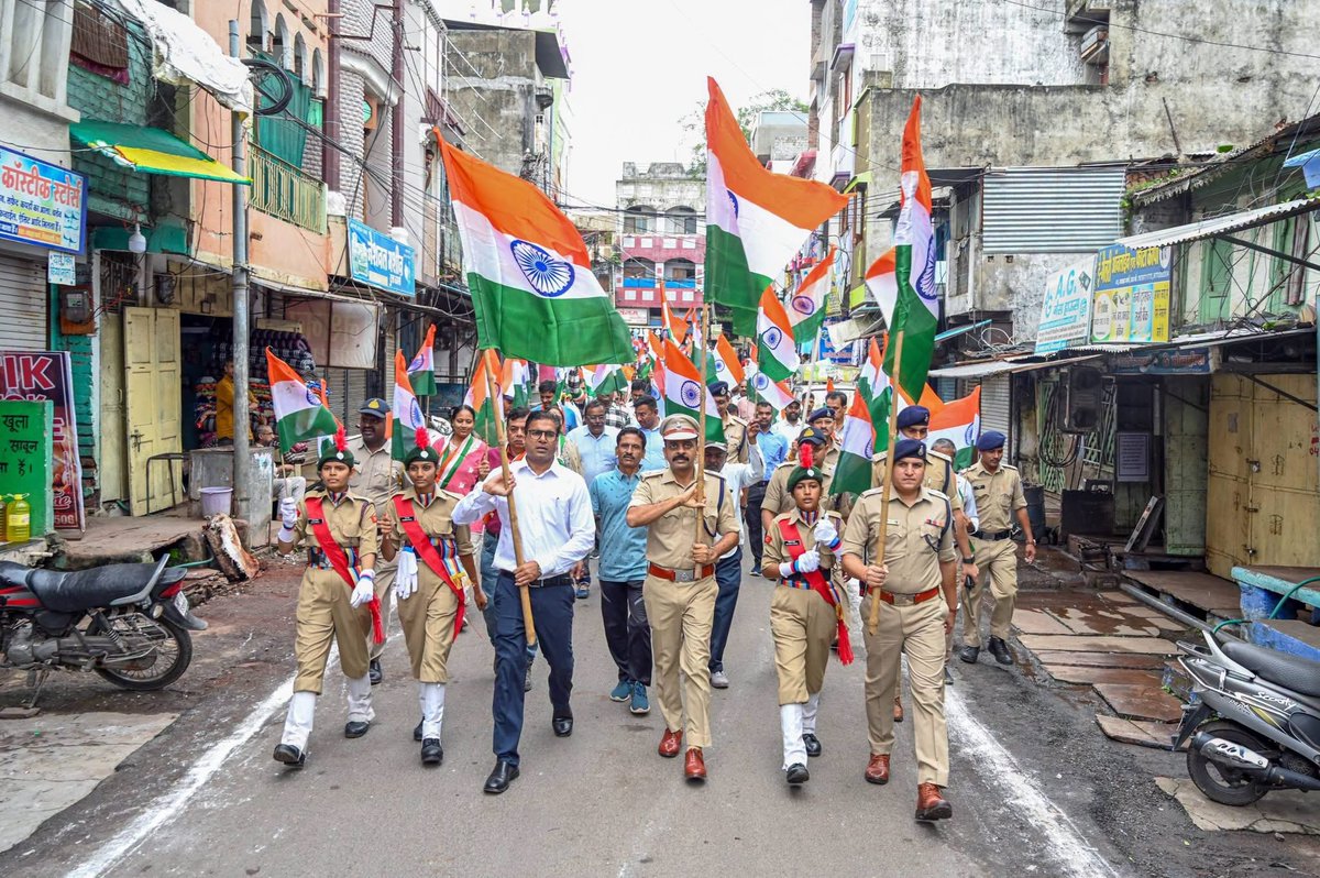 SP_DHAR_MP's tweet photo. ЁЯЗоЁЯЗ│ *рд╣рд░ рдШрд░ рддрд┐рд░рдВрдЧрд╛ тАФ рд╣рд░ рджрд┐рд▓ рддрд┐рд░рдВрдЧрд╛!*
рдзрд╛рд░ рдореЗрдВ рднрд╡реНрдп рддрд┐рд░рдВрдЧрд╛ рд░реИрд▓реА рдХреЗ рдорд╛рдзреНрдпрдо рд╕реЗ рд░рд╛рд╖реНрдЯреНрд░рдкреНрд░реЗрдо, рдПрдХрддрд╛ рдФрд░ рддрд┐рд░рдВрдЧреЗ рдХреЗ рд╕рдореНрдорд╛рди рдХрд╛ рд╕рдВрджреЗрд╢ред
рддрд┐рд░рдВрдЧреЗ рдХреЗ рд╕рд╛рде рдкреВрд░рд╛ рдзрд╛рд░ рджреЗрд╢рднрдХреНрддрд┐ рдХреЗ рд░рдВрдЧ рдореЗрдВ рд░рдВрдЧрд╛ред ЁЯЗоЁЯЗ│
#HarGharTiranga #TirangaRally #Dhar #HarDilTiranga
@DGP_MP @MPPoliceDeptt https://t.co/16zYB7pfgp
