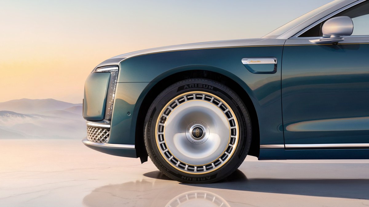 MOBI_com_jp's tweet photo. 【Maextro「S800 Grand Design」】

・🇨🇳1,380,000元〜
・乗車定員4名
・896-line LiDAR
・指紋認証付ロッカー
・冷温機能付カップホルダー
・UV殺菌機能付冷蔵庫
●REEV
・1.5Tエンジン+3モーター（127+160+237.5+237.5kW）
・WLTC-EV走行距離276km
●BEV（160+230kW）
・CLTC航続距離780km

#Maextro https://t.co/AVCwhx0QDF