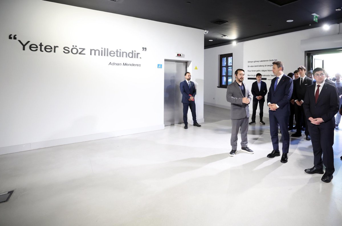 aBayraktar1's tweet photo. Bosphorus Diplomasi Forumu vesilesiyle bulunduğumuz Demokrasi ve Özgürlükler Adası’nda, programımızın ardından Adnan Menderes Müzesi ve 27 Mayıs Müzesi’ni ziyaret ettik.

Bir kez daha gördük ki; demokrasi, millî irade ve özgürlükler uğruna verilen mücadele hiçbir zaman unutulmaz.

Bugün bizlere düşen; geçmişten ders çıkararak demokrasimizi, hukuk devletini ve millî iradenin üstünlüğünü daha da güçlendirmek, vesayet anlayışlarının bir daha milletimizin iradesine gölge düşürmesine izin vermemektir.

Bu vesileyle merhum Başbakanımız Adnan Menderes’i ve dava arkadaşlarını bir kez daha rahmet, minnet ve şükranla anıyorum.