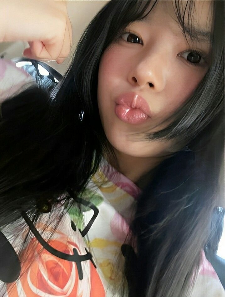 ILLIT_GLLITLove's tweet photo. もかちゃんのとんがらせ唇💋 https://t.co/Okhx2z7aUT