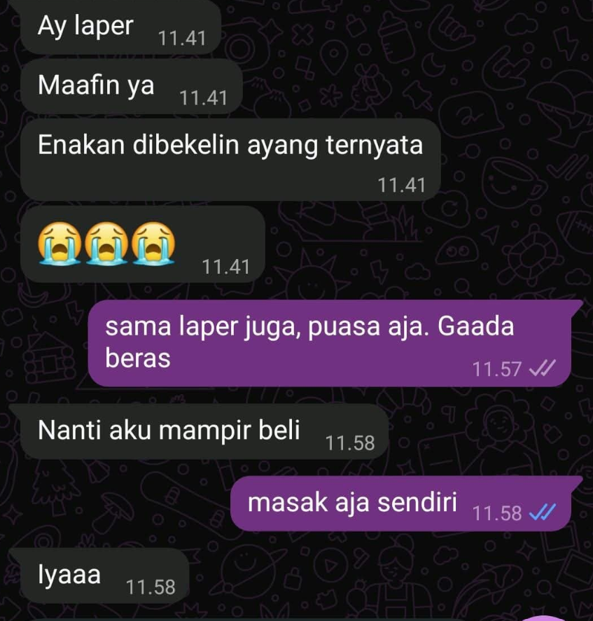 txtharihariWNI's tweet photo. Suami komplen katanya dia suka malu sama bekal yang aku bawain. Jadi kalau buka bekal dari aku, dia nunggu lampu kantor dimatiin pas jam istirahat.

Padahal bekalnya ayam goreng kok, paling nggak nasi goreng. 😭

Dia malah bandingin sama bekal makan teman kantornya yang dimasakin istrinya.

Sedih banget.

Posisinya aku juga sama-sama kerja, masih harus ngurus baby malam-malam. Dia bilang masakanku nggak enak dan nyuruh aku masak lebih enak, masakan ala-ala restoran.

Ya modalin aja. 😭

Suamiku akhirnya minta maaf, teman-teman.

Aku juga kayaknya nggak mau masakin lagi. 🥲

Kalau kalian di posisi aku, masih mau masakin pasangan setelah dikomentarin seperti itu atau bakal stop dulu?