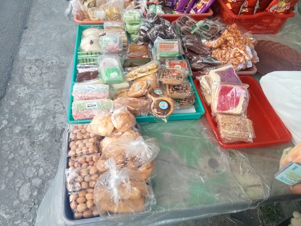 findijjkiest's tweet photo. Guys kalo lewat boleh minta tolong bantu retweet jualan ibuku dipinned ku ini ga? Terimakasih..

Yang mau menitipkan sebagian rezekinya untuk berdonasi Jum'at Berkah bisa banget DM aku sekarang yaa..

Ada jajanan kue pasar start from 1.000
Ada nasi goreng harga 6.000 

Bebas banget mau berdonasi berapapun yaa, tanpa minimal nominal 🤍