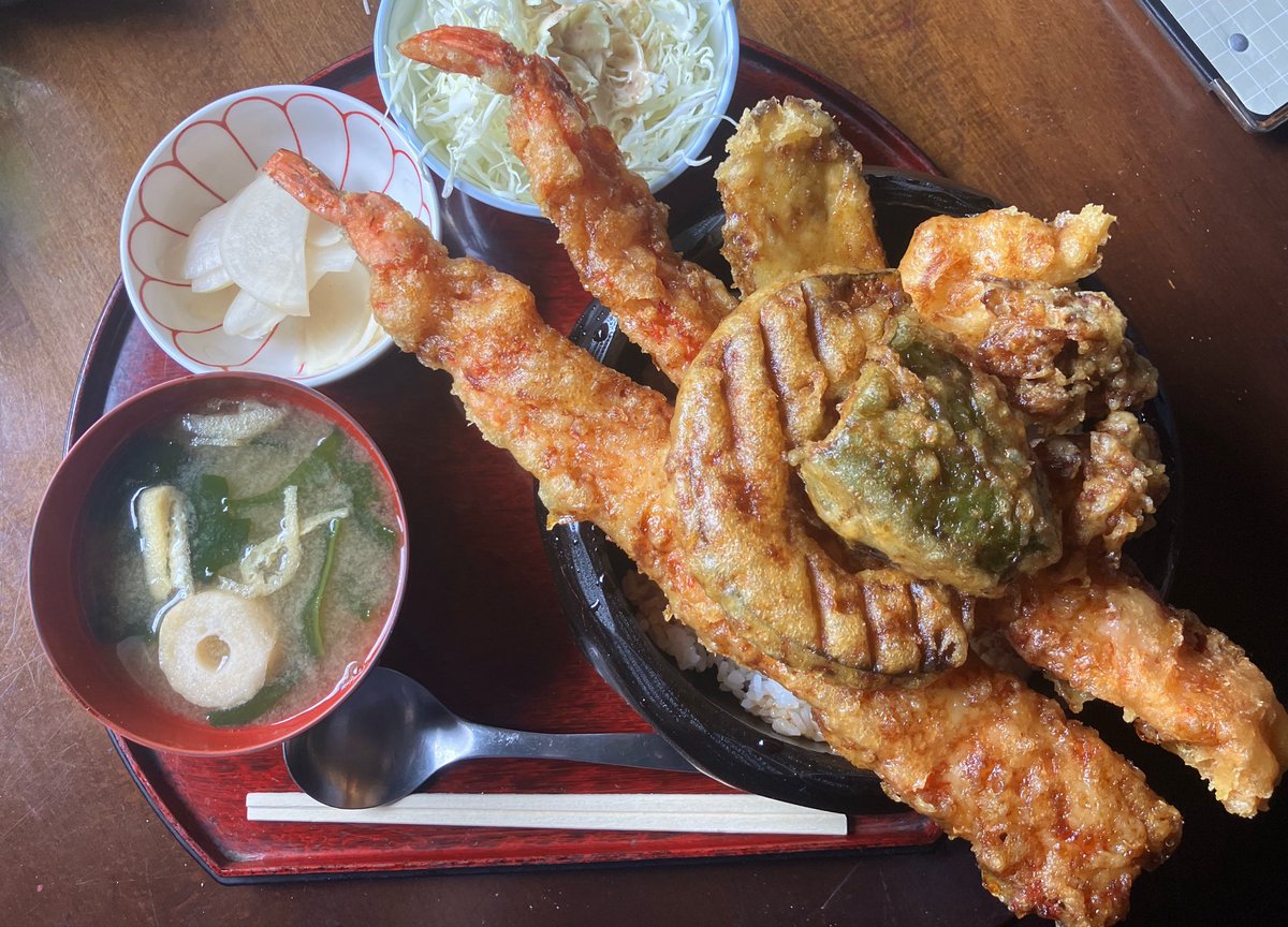 Naomix_P's tweet photo. 今日食べた八百津の和食屋
天丼頼んだら大きさがエグかったw

味は滅茶苦茶美味しかったよ…？
お腹はち切れそうだったけども😭 https://t.co/MAGVLYioeN