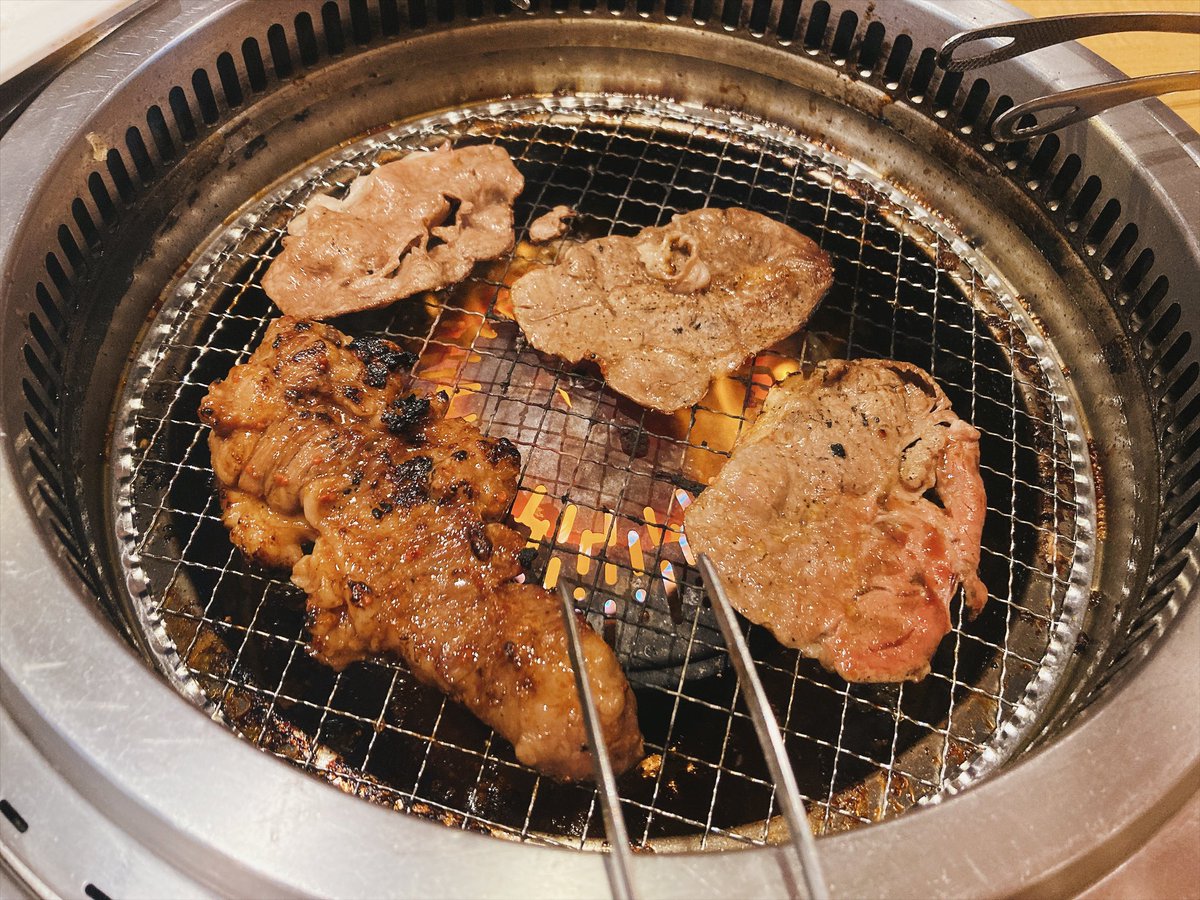 ppazk's tweet photo. 友達と焼肉きんぐで肉祭りして来ました。楽しい&amp;美味しかった！
デカい肉は良い、食べにくいけど。
そして肉とアイスはとても合う。 https://t.co/hqgjh7yWrU