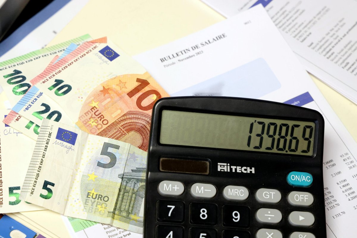le_Parisien's tweet photo. 76,5 milliards d’euros de primes versées aux agents de l’État : l’inspection générale appelle à réévaluer les dispositifs
➡️ https://t.co/FwomyuDjpX https://t.co/urVvZ61E9c