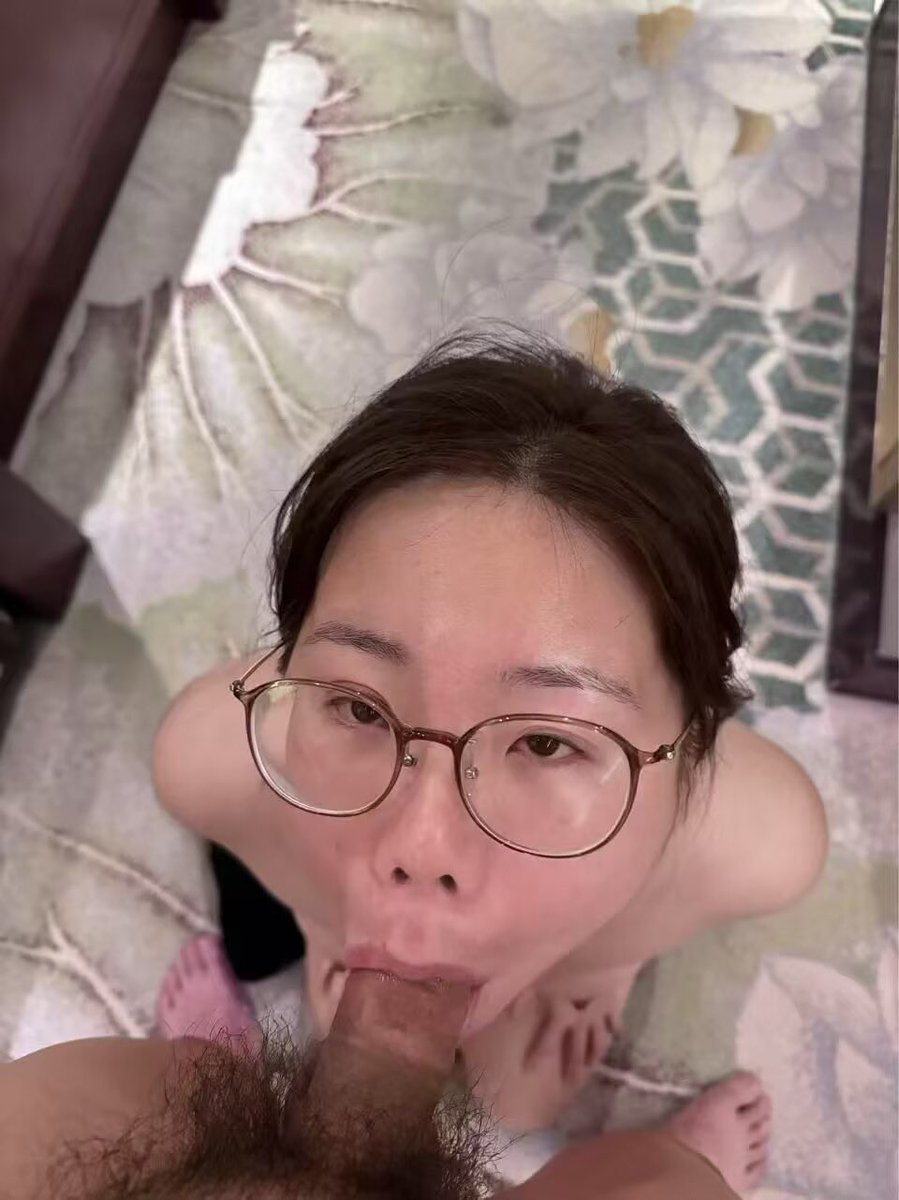 Sevenxwft's tweet photo. 我一边往后退，她一边往前爬，鸡吧不离口，掉了就扇一巴掌 https://t.co/zlOXQbVy8D
