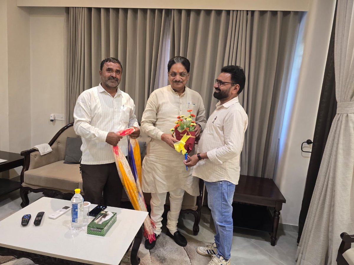GRTMM1's tweet photo. આજરોજ માનનીય પંચાયત મંત્રીશ્રી @irushikeshpatel સાહેબનું થરાદ જિલ્લા ખાતે ગુજરાત રાજ્ય તલાટી મહામંડળના મહામંત્રી અને થરાદ જિલ્લા તલાટી મંત્રી મંડળના પ્રમુખશ્રી રામભાઈ દેસાઈ દ્વારા ઉષ્માભર્યું સ્વાગત કરવામાં આવ્યું. 💐🌹💐 @CMOGuj @sanghaviharsh @KanuDesai180 @MLASanjaysinh https://t.co/yrvC0nNQFS