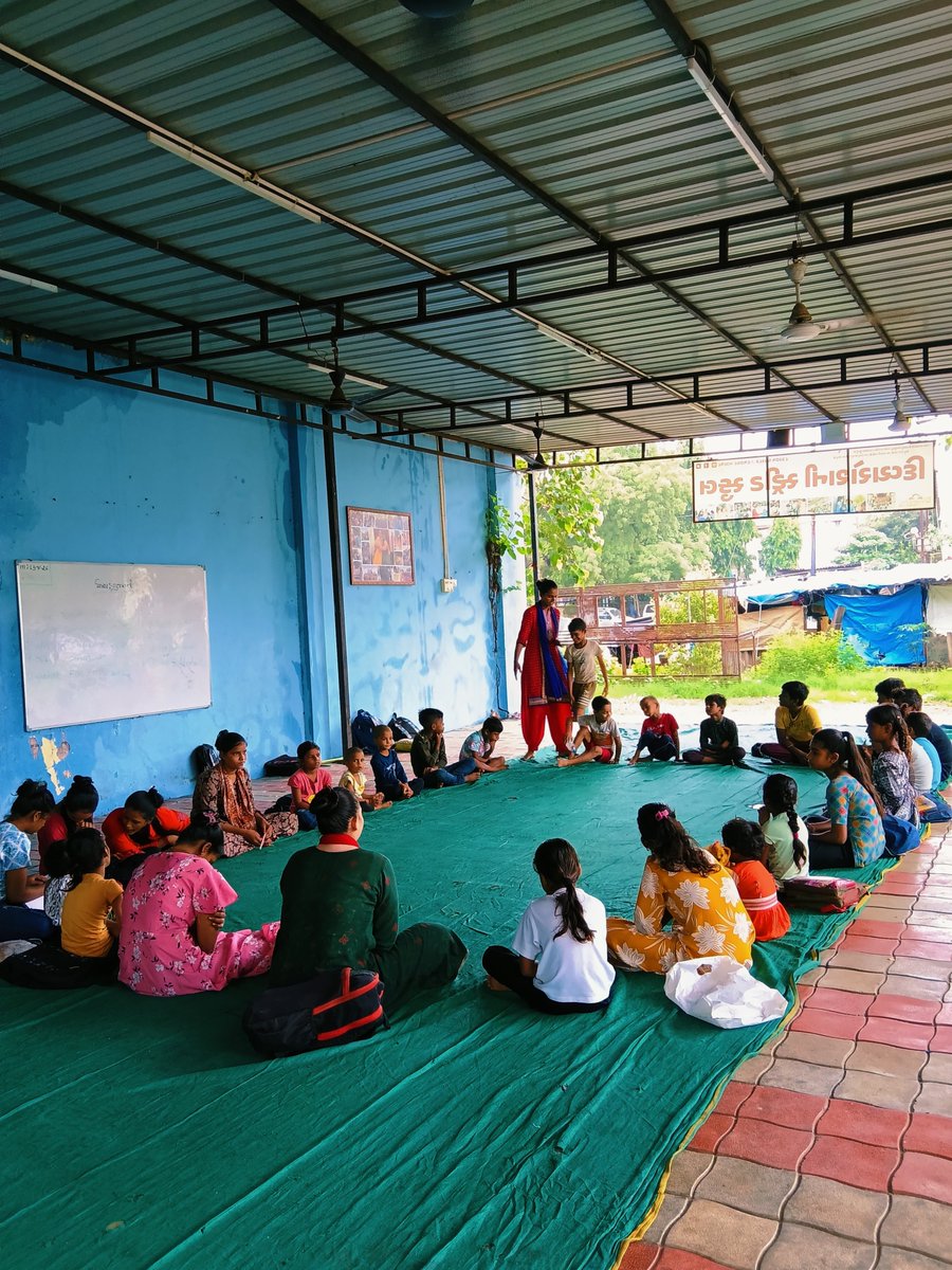 streetschool06's tweet photo. વરસાદમાં પણ આ બાળકોનો ભણવા આવવાનો ઉત્સાહ ખરેખર અદ્ભુત છે! 🌧️📚
તેમનો આ ઉત્સાહ વધુ વધે અને તેઓ સુરક્ષિત રીતે શાળાએ પહોંચી શકે તે માટે, અમે દરેક બાળકને છત્રીઓ  વિતરણ કરવાનું નક્કી કર્યું છે. ☂️✨
નાની મદદ, પણ બાળકોના મોટા સપનાઓ માટે ખૂબ જરૂરી! ❤️ https://t.co/odczFPf96e