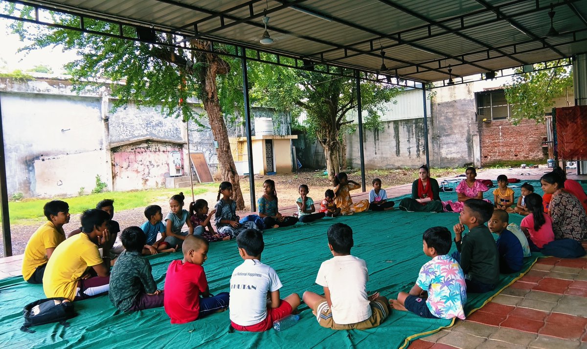 streetschool06's tweet photo. વરસાદમાં પણ આ બાળકોનો ભણવા આવવાનો ઉત્સાહ ખરેખર અદ્ભુત છે! 🌧️📚
તેમનો આ ઉત્સાહ વધુ વધે અને તેઓ સુરક્ષિત રીતે શાળાએ પહોંચી શકે તે માટે, અમે દરેક બાળકને છત્રીઓ  વિતરણ કરવાનું નક્કી કર્યું છે. ☂️✨
નાની મદદ, પણ બાળકોના મોટા સપનાઓ માટે ખૂબ જરૂરી! ❤️ https://t.co/odczFPf96e