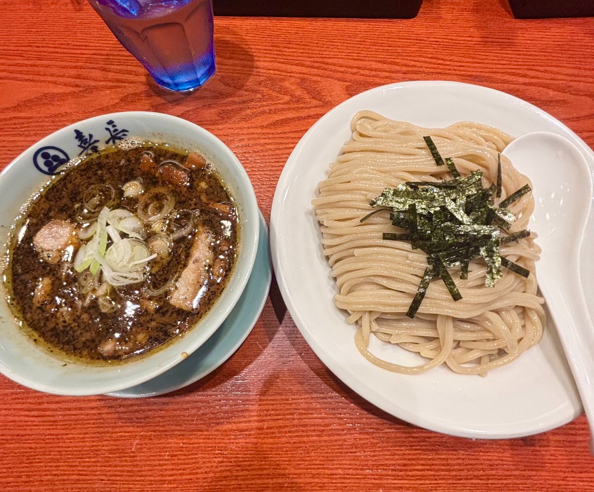 Haribo_soup's tweet photo. 休みスタートしてからの昼ラーメン率が高い。喜長美味かったなー。あ、RAGEは一日2回行ったけど昼ラー/夜まぜそばだからセーフ🤝
お台場の丸鶏ラーメンも美味かった。 https://t.co/JzYW7cSYvs