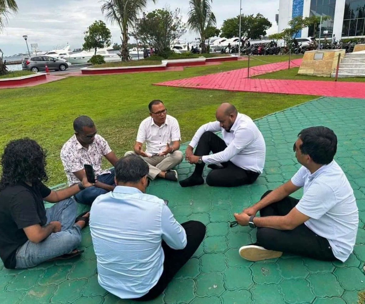 HajjaUaan's tweet photo. ކޮންމެވެސް ޒަމާނަކު ޖުމްހޫރީ މައިދާނުގައި ދެފައި ވައްކޮށްގެން ޑިގު ގަނޑަކަށް އަރާތިބި ބައެއްގެ ފޮޓޯ އާންމުވެއްޖެ 😃 https://t.co/C2oMYupEX5