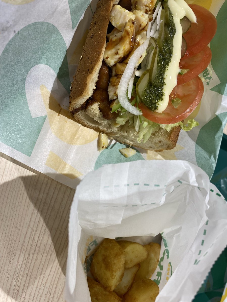 studioshinki's tweet photo. 東京パーカッションの　#ドンっと飯テロ

#サブウェイ の照り焼きチキンです✨
トッピングは全部大盛り、バジルが最高でした…

ポテトがこの世で1番美味しいです🤤 https://t.co/yIXobW6yKy
