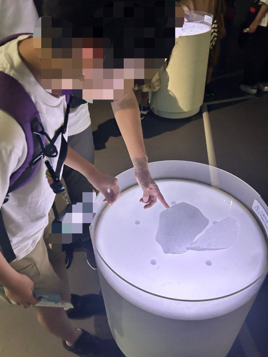akiakimog's tweet photo. 大南極展、めちゃくちゃ楽しかった！！！

南極の氷が、かなり自由に直接さわれることに一番びっくりした笑笑

息子は今、自由研究として南極の氷と水について、色々まとめてます〜 https://t.co/AbN9GXoll3