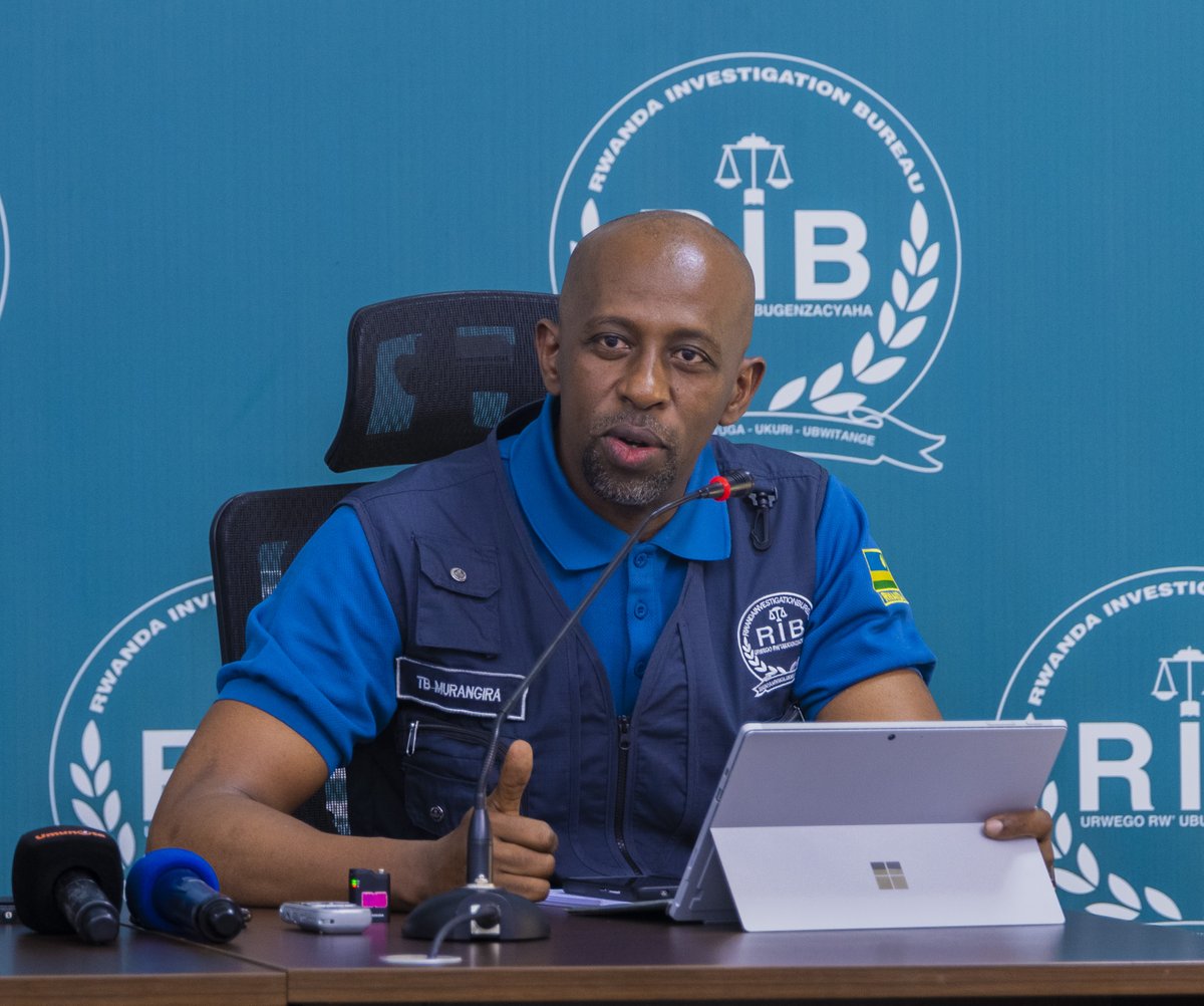 RIB_Rw's tweet photo. RIB ku bufatanye na Polisi y’Igihugu (@Rwandapolice) berekanye abantu 17 barimo abakozi 10 bo mu Kigo cy'Igihugu gishinzwe kugenzura Ibiribwa n'Imiti (Rwanda FDA), 3 bo mu Kigo cy'Igihugu Gitsura Ubuziranenge (RSB), n'abayobozi mu nzego z'ibanze batandukanye mu Turere twa Gisagara na Karongi.

Abakozi b’ibigo byavuzwe bakurikiranyweho icyaha cyo gukoresha ububasha bahabwa n’itegeko mu nyungu zabo bwite aho bakekwa kuba baragize uruhare mu itangwa ry’ibyangombwa ku nganda zikora ibiribwa n’ibinyobwa mu buryo bunyuranije n’amategeko.

Naho abayobozi mu nzego z'ibanze bo bakaba bakekwaho kuba ibyitso ku cyaha cyo guha umuntu ikintu gishobora kwica cyangwa gushegesha ubuzima.

RIB na Polisi barashimira abakomeje gutanga amakuru y'ahakigaragara ibinyobwa bitujuje ubuziranenge, inasaba abaturage kwirinda kubinywa kandi inaburira abayobozi mu nzego zitandukanye kudakoresha ububasha bahabwa n’itegeko mu nyungu zabo bwite kuko bigira ingaruka ku buzima rusange bw’Igihugu n’abagituye.