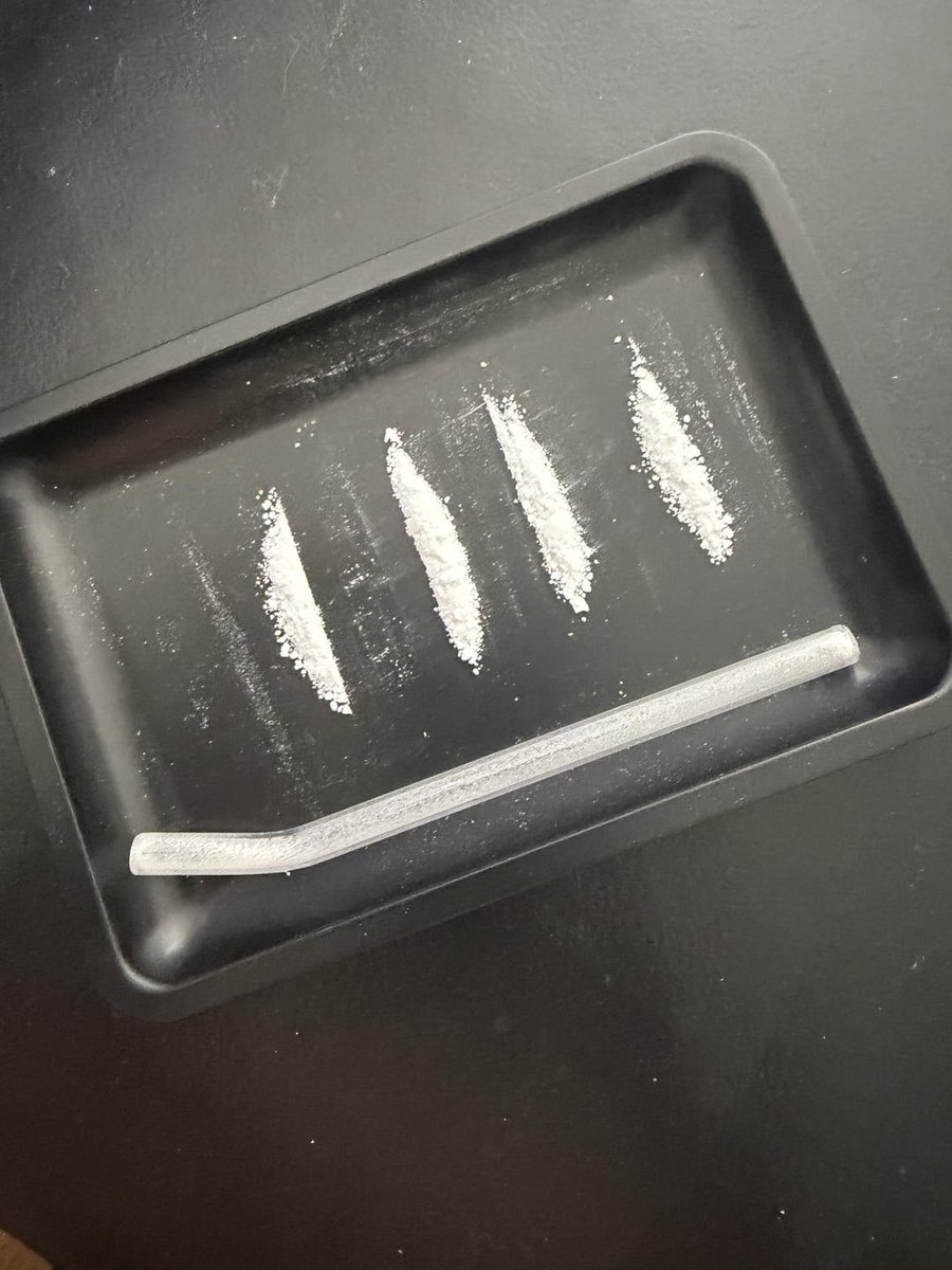 Leilar2fdu's tweet photo. Who’s ready to do a nice big line with me? #drugtwt #coketwt https://t.co/RqEpbj3UWH