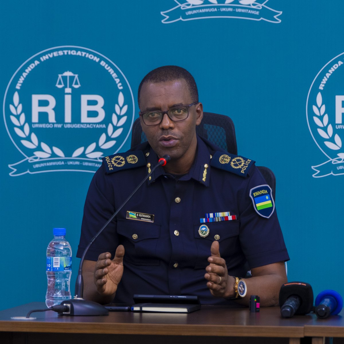 RIB_Rw's tweet photo. RIB ku bufatanye na Polisi y’Igihugu (@Rwandapolice) berekanye abantu 17 barimo abakozi 10 bo mu Kigo cy'Igihugu gishinzwe kugenzura Ibiribwa n'Imiti (Rwanda FDA), 3 bo mu Kigo cy'Igihugu Gitsura Ubuziranenge (RSB), n'abayobozi mu nzego z'ibanze batandukanye mu Turere twa Gisagara na Karongi.

Abakozi b’ibigo byavuzwe bakurikiranyweho icyaha cyo gukoresha ububasha bahabwa n’itegeko mu nyungu zabo bwite aho bakekwa kuba baragize uruhare mu itangwa ry’ibyangombwa ku nganda zikora ibiribwa n’ibinyobwa mu buryo bunyuranije n’amategeko.

Naho abayobozi mu nzego z'ibanze bo bakaba bakekwaho kuba ibyitso ku cyaha cyo guha umuntu ikintu gishobora kwica cyangwa gushegesha ubuzima.

RIB na Polisi barashimira abakomeje gutanga amakuru y'ahakigaragara ibinyobwa bitujuje ubuziranenge, inasaba abaturage kwirinda kubinywa kandi inaburira abayobozi mu nzego zitandukanye kudakoresha ububasha bahabwa n’itegeko mu nyungu zabo bwite kuko bigira ingaruka ku buzima rusange bw’Igihugu n’abagituye.