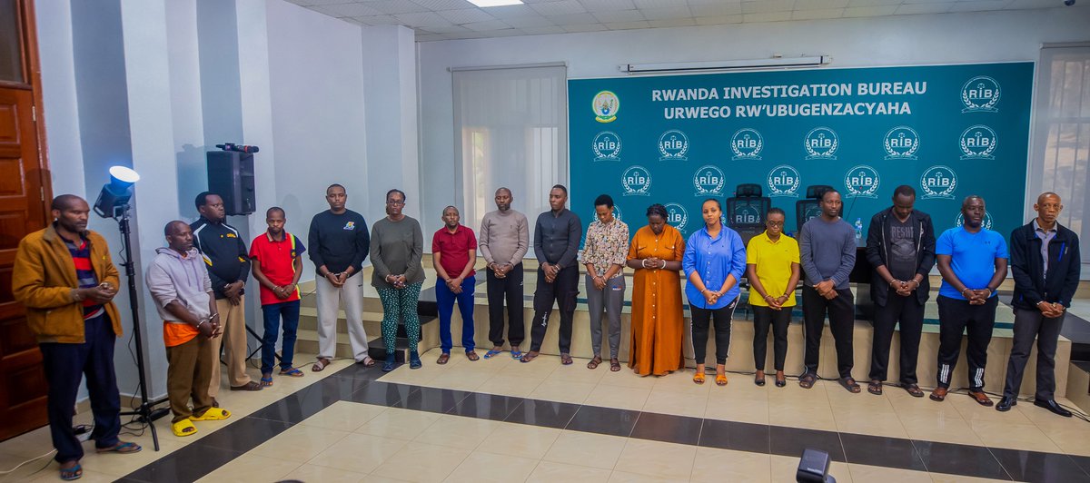 RIB_Rw's tweet photo. RIB ku bufatanye na Polisi y’Igihugu (@Rwandapolice) berekanye abantu 17 barimo abakozi 10 bo mu Kigo cy'Igihugu gishinzwe kugenzura Ibiribwa n'Imiti (Rwanda FDA), 3 bo mu Kigo cy'Igihugu Gitsura Ubuziranenge (RSB), n'abayobozi mu nzego z'ibanze batandukanye mu Turere twa Gisagara na Karongi.

Abakozi b’ibigo byavuzwe bakurikiranyweho icyaha cyo gukoresha ububasha bahabwa n’itegeko mu nyungu zabo bwite aho bakekwa kuba baragize uruhare mu itangwa ry’ibyangombwa ku nganda zikora ibiribwa n’ibinyobwa mu buryo bunyuranije n’amategeko.

Naho abayobozi mu nzego z'ibanze bo bakaba bakekwaho kuba ibyitso ku cyaha cyo guha umuntu ikintu gishobora kwica cyangwa gushegesha ubuzima.

RIB na Polisi barashimira abakomeje gutanga amakuru y'ahakigaragara ibinyobwa bitujuje ubuziranenge, inasaba abaturage kwirinda kubinywa kandi inaburira abayobozi mu nzego zitandukanye kudakoresha ububasha bahabwa n’itegeko mu nyungu zabo bwite kuko bigira ingaruka ku buzima rusange bw’Igihugu n’abagituye.
