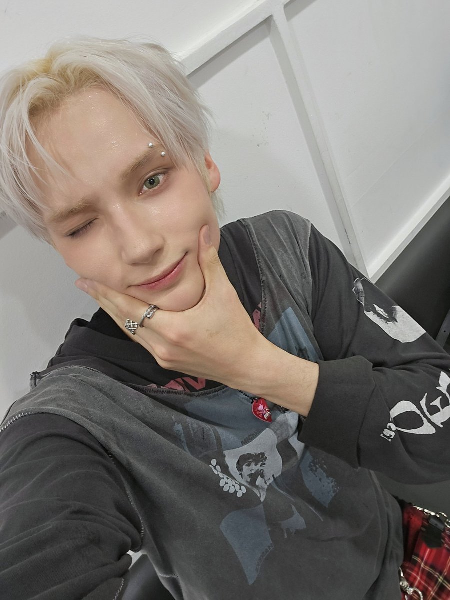 keepquestion's tweet photo. #휴닝카이 생일 이벤트💜 #RT 
#HUENINGKAI 

우리 카이에게 예쁜말 가득 멘션 + 원하는 구성품의 번호를 적어주세요. 추첨을 통해 총 두 분(2명)께 드립니다.

💜당발: 8/16(일)
💢거래/이벤트계, 비계 참여 불가
💖닝둥이가 아니어도 카이를 소중히 여기는 모든 분들 참여 가능합니다🐧💜 https://t.co/ruGYQa9oMF