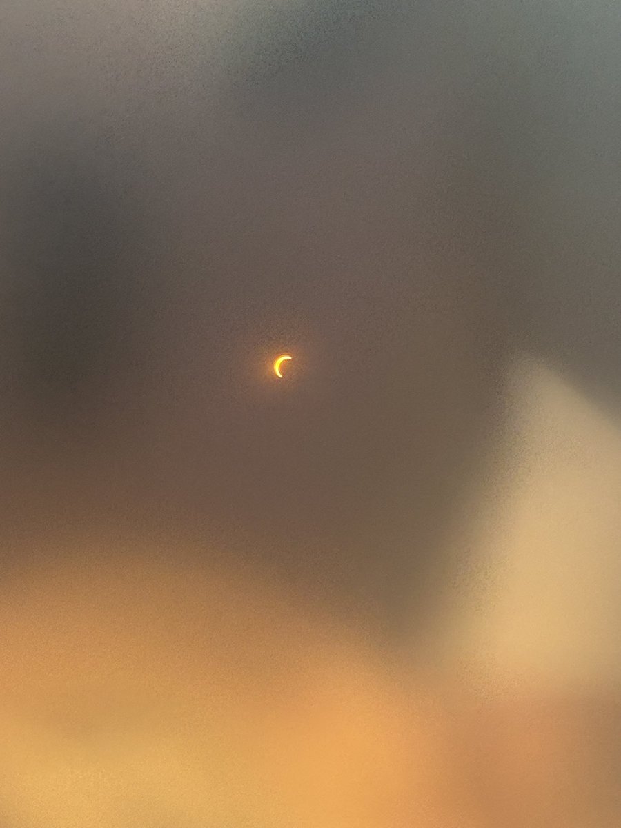 cute_hooman's tweet photo. Finalement la belle vie c’est juste un mini roadtrip en Twingovan jusqu’en Espagne avec sa meilleure pote pour voir l’éclipse totale https://t.co/InIOh9d8qk