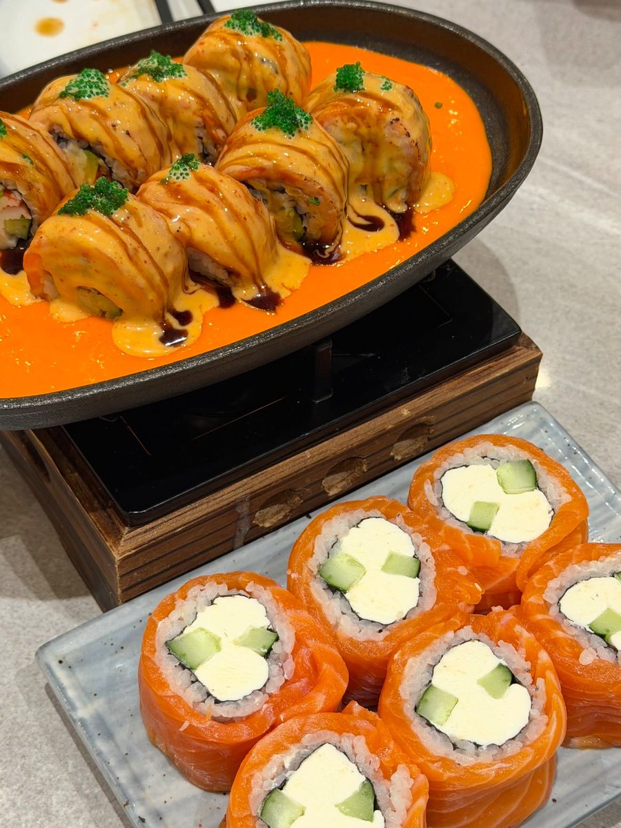 cadteya's tweet photo. jujur aku awalnya gasuka salmon apalagi yg mentah.. TAPI BRAND SUSHI SATU INI ADALAH PENGECUALIAN ALIAS KO BISA ENAK BGT PENGEN MAKAN TIAP HARI RASANYA 😭😭😭😭😭😭 

apalagi yg keju itu ENAKK PARAHHH😭✋￼ https://t.co/JP29qqK91f