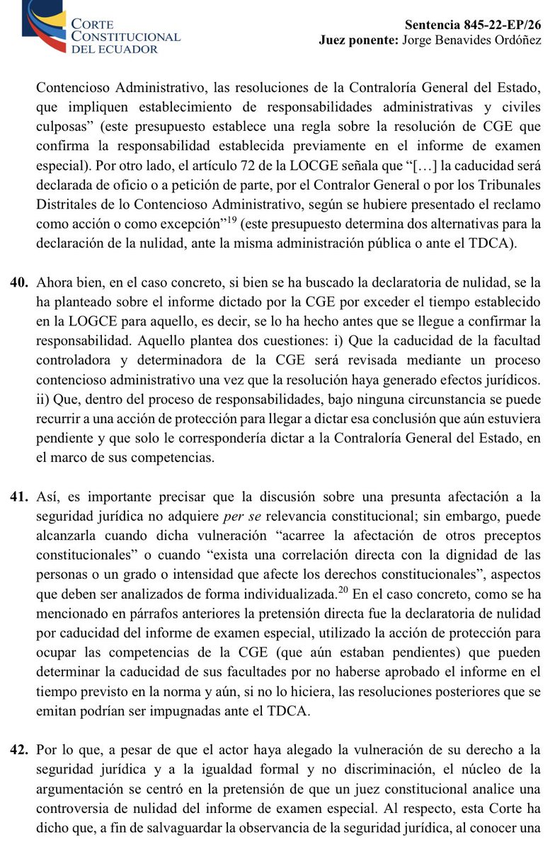 VeronicaLHM's tweet photo. 🔵Caso de estudio

🔹El Sr. Ricardo presentó una acción de protección en contra de la CGE e impugnó el informe que contenía el examen especial a la contratación de suministros y materiales para la Comisión Nacional de Transporte.

🔹El Juez de Samborondón aceptó la acción de protección. 

🔹La CGE apeló, la Sala de lo Civil del Guayas aceptó el recurso y modificó la sentencia de primera instancia.

🔹Los jueces provinciales, en lo pertinente, señalaron:

“… el plazo fatal previsto en el Art. 26 de la Ley Orgánica de la CGE, ha fenecido, por caducar la facultad controladora (…)”

🔹Como reparación integral, los jueces provinciales ordenaron que la CGE en el plazo de un mes emita la resolución que declare que el plazo fatal para aprobar el informe feneció.

🔹La Contraloría presentó una acción extraordinaria de protección que ganó.

🔺¿Qué dijo la CC?

▶️La CC señaló que el argumento central de la acción de protección radicó en que la facultad controladora y determinadora de la CGE había caducado. 

▶️En este caso concreto, si bien se buscó la declaratoria de nulidad, se la planteó sobre al informe dictado por la CGE por exceder el tiempo establecido en la LOCGE para aquello, es decir, se lo ha hecho antes que se llegue a confirmar la responsabilidad. 

▶️La pretensión directa fue la declaratoria de nulidad por caducidad del informe de examen especial, utilizando la acción de protección para ocupar las competencias de la CGE (que aún estaban pendientes) que pueden determinar la caducidad de sus facultades por no haberse aprobado el informe en el tiempo previsto en la norma y aún, si no lo hiciera, las resoluciones posteriores que se emitan podrían ser impugnadas ante el TDCA. 

▶️Finalmente, la CC dijo que este es un caso de manifiesta improcedencia. Ya que, se aceptó una AP que buscaba la declaratoria de nulidad por caducidad del informe que contenía la aprobación de un examen especial que incluía directamente al actor dictado por la CGE, por exceder el tiempo establecido en la LOCGE para aquello. 

En consecuencia, se afectó la seguridad jurídica. 

Sentencia No. 845-22-EP/26